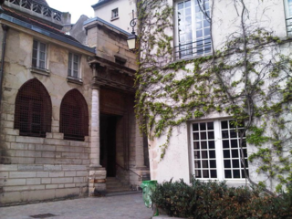 Sortie de l'eglise St Gervais sur la rue des Barres